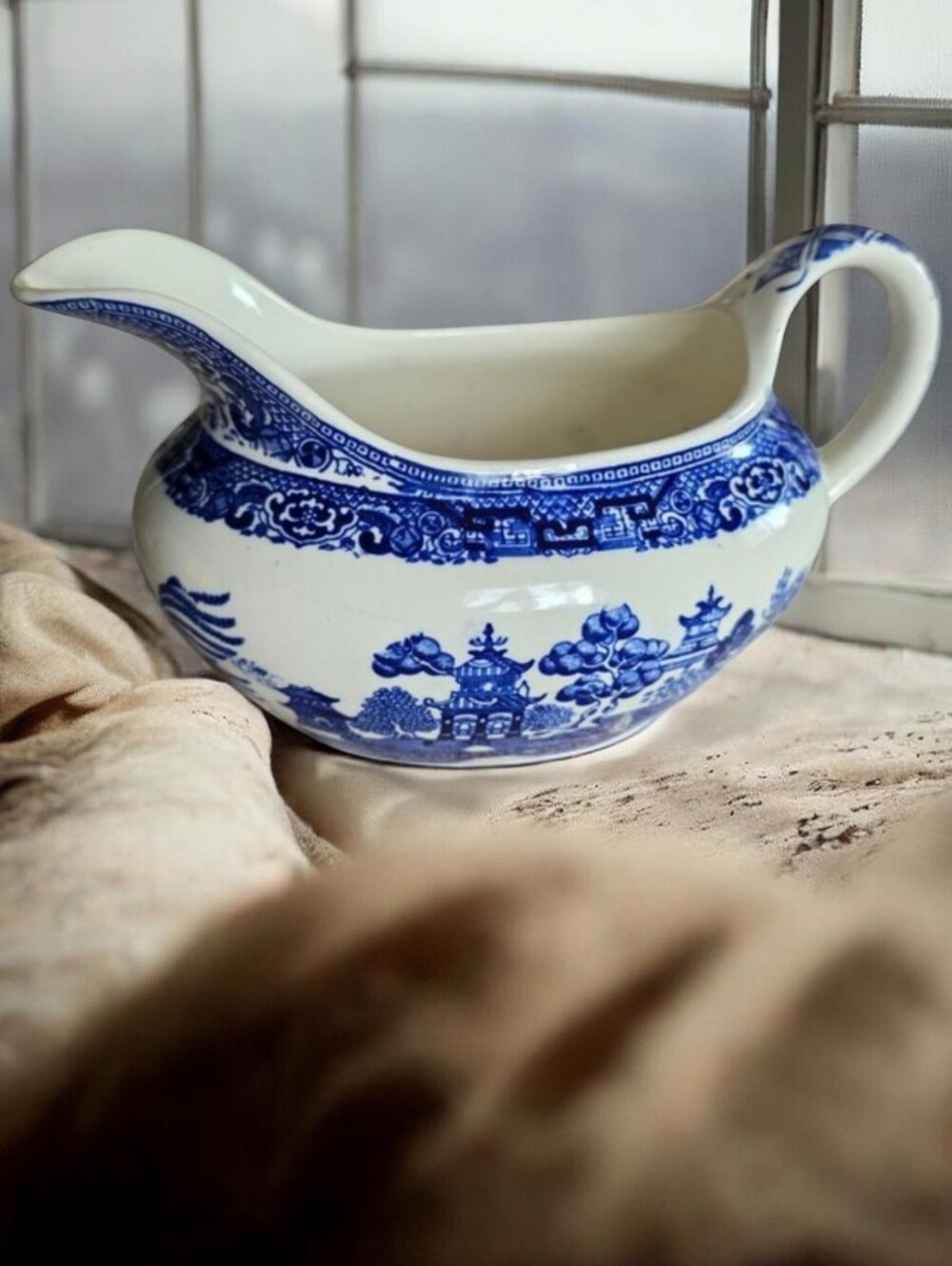 VINTAGE HOMER LAUGHLIN Blue Willow Gravy Boat